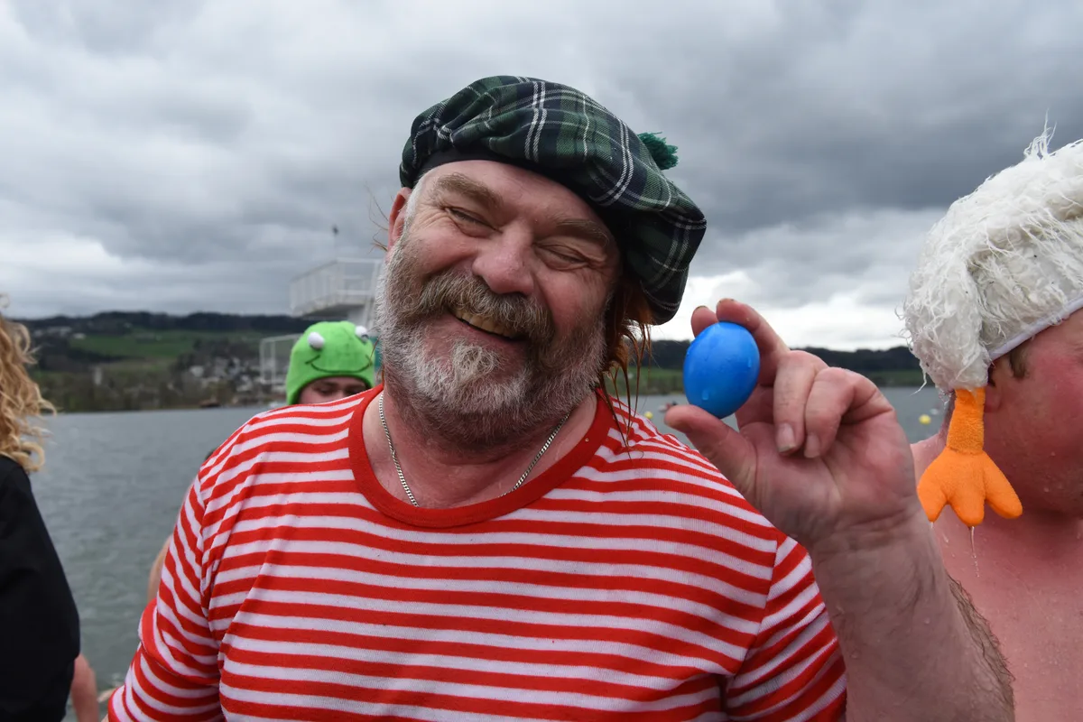 Glücklicher Eroberer eines blauen Eis. Am 1.April 2024 in der Badi Uster fand das Blaueierschwimmen statt.
